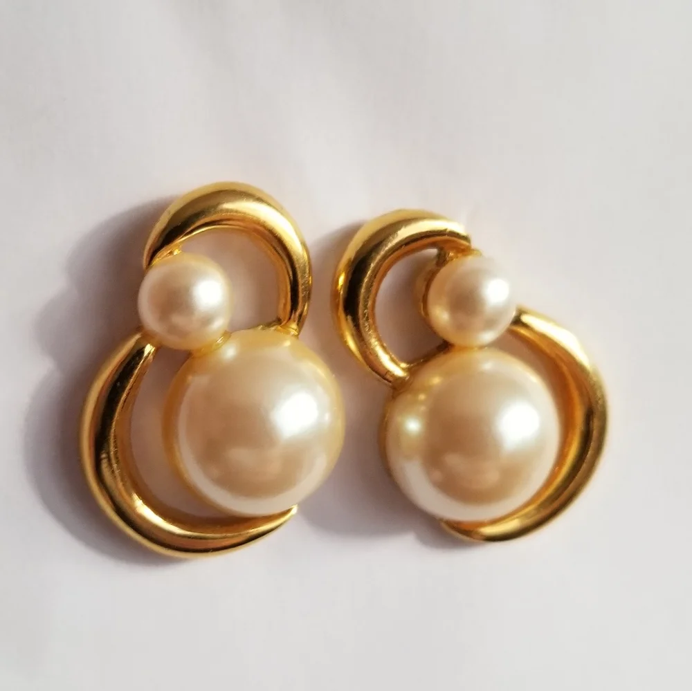 Vintage Richelieu earrings faux pearls Gold tone pearlcore elegant classic
